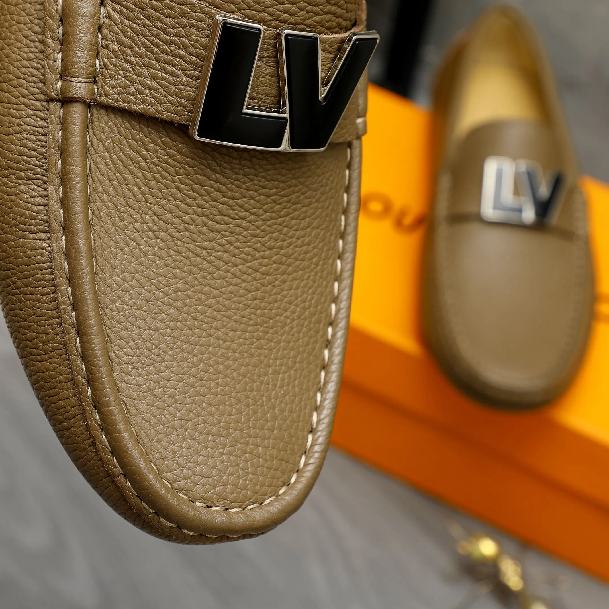 Men's shoes 💰420 Product trademark: LV "Louis Vuitton" casual slip-on shoes Regular size: 38-46 (45.46 custom-made, non-returnable) Product materials: Selected pebbled cowhide upper, sheepskin lining, original rubber outsole